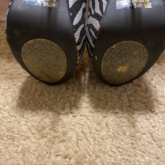 Qupid size 10, anti-slip on the bottom, small scuff on right heel. - Picture 4 of 5